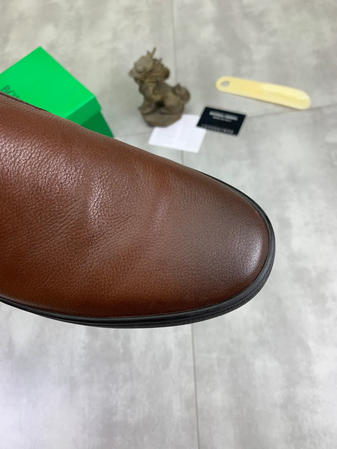 Men's shoes 💰P520 [New model] Water-dyed cow leather 💰High-quality business casual shoes 💎💎💎 BOTTEGA VENETA official website synchronizes the latest top version of BV in the market, accepts material comparison, shoe type comparison, process comparison, practical and textured, versatile and suitable for any occasion, the more you look at it, the more flavorful it becomes. Pure hand-woven craftsmanship - Upper material, hand-woven calfskin imported from Italy 🇮🇹 - High-quality water-dyed cowhide lining - Original private model customized outsole -Size: 39-45 Color: black or brown optional